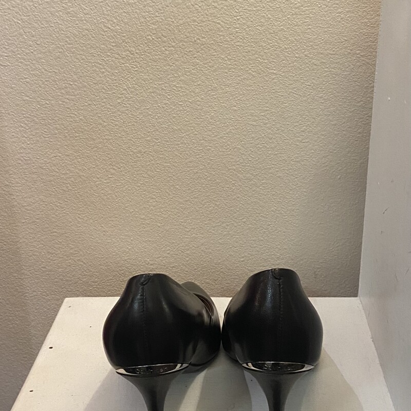 EUC Blk Lther Heel<br />
Black<br />
Size: 8.5 R$79