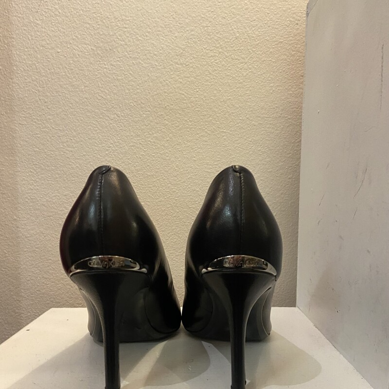EUC Blk Lther Heel<br />
Black<br />
Size: 8.5 R$79