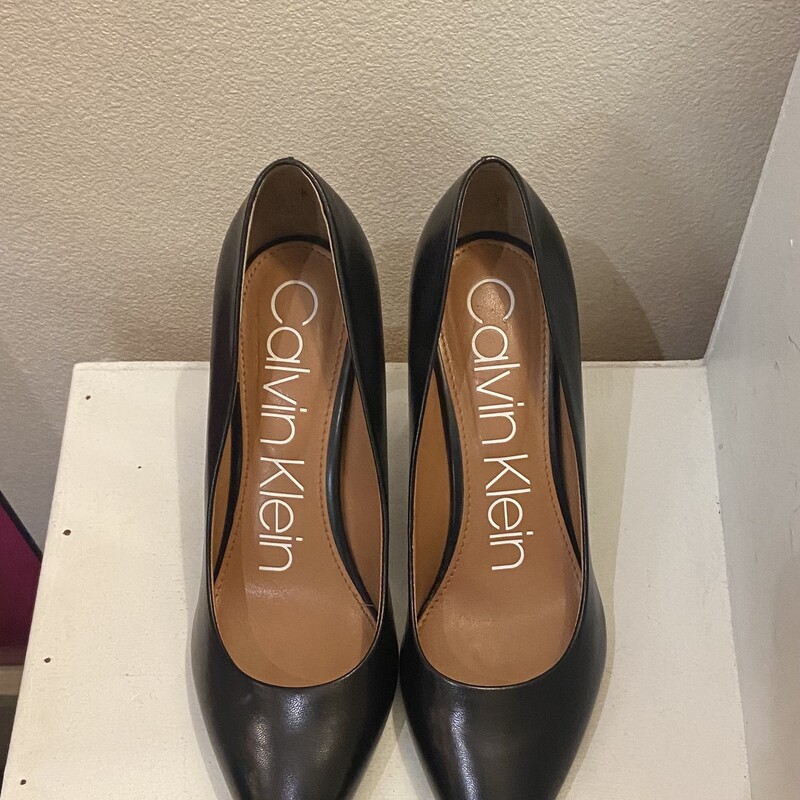 EUC Blk Lther Heel<br />
Black<br />
Size: 8.5 R$79