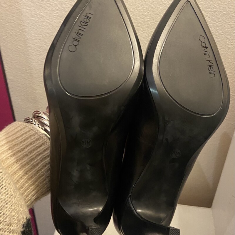 EUC Blk Lther Heel<br />
Black<br />
Size: 8.5 R$79