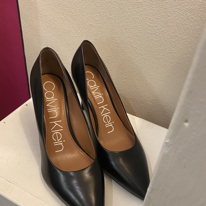 EUC Blk Lther Heel<br />
Black<br />
Size: 8.5 R$79