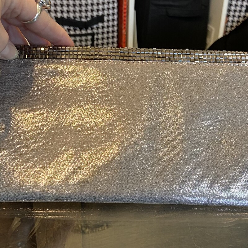 GM Metallic Chain Purse<br />
GM<br />
Size: R $49