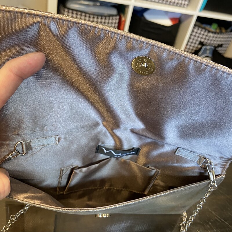 GM Metallic Chain Purse<br />
GM<br />
Size: R $49