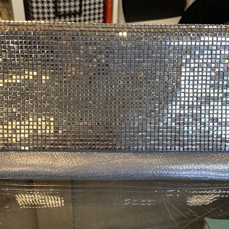 GM Metallic Chain Purse<br />
GM<br />
Size: R $49