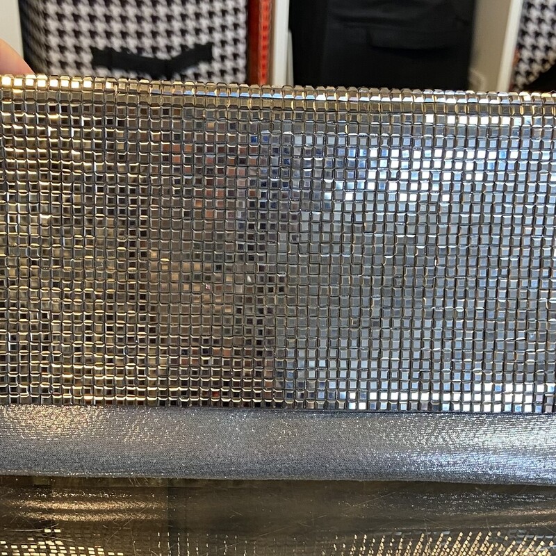 GM Metallic Chain Purse<br />
GM<br />
Size: R $49