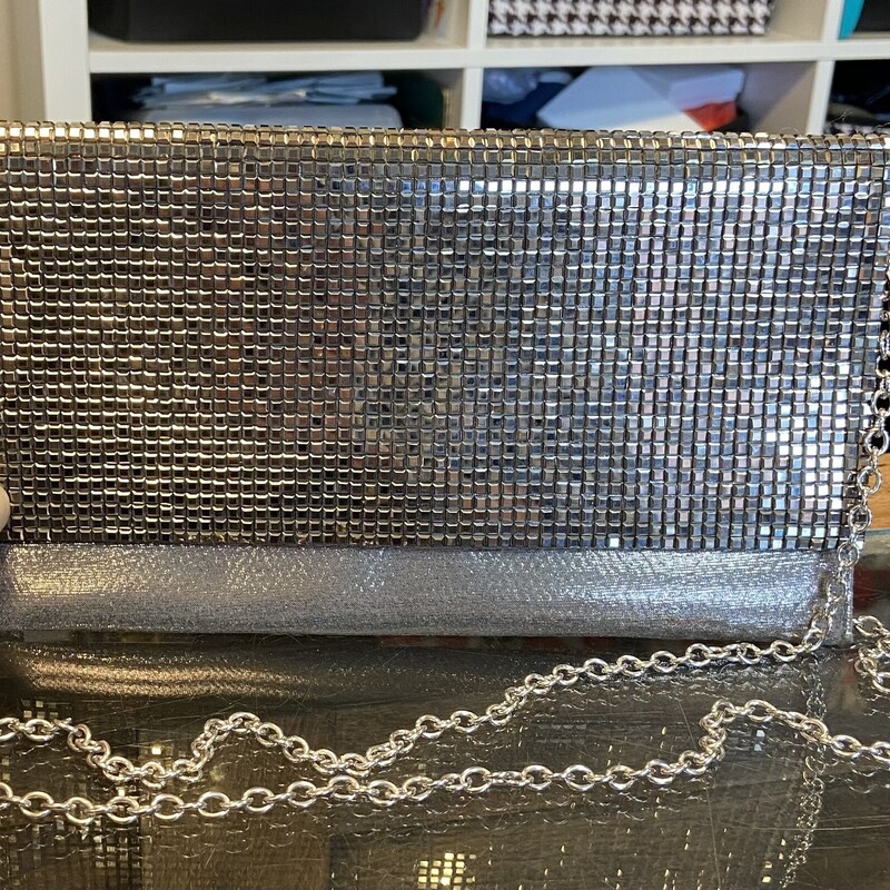 GM Metallic Chain Purse<br />
GM<br />
Size: R $49