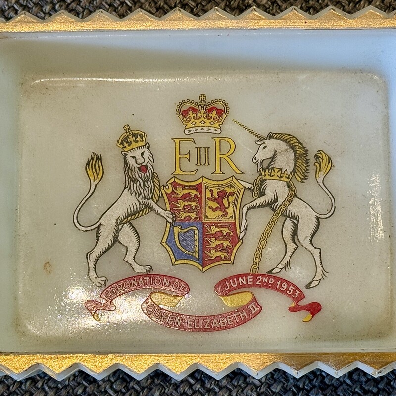 Vintage Trinket Box Coronation Queen Elizabeth II, 1953. Mlk Glas,
Size: 5x4x1.5