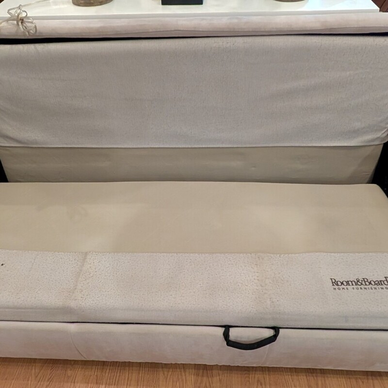 Room & Board Sleeper, Light Gray<br />
*AS IS* Could use a cleaning<br />
80 x 37 x 32h