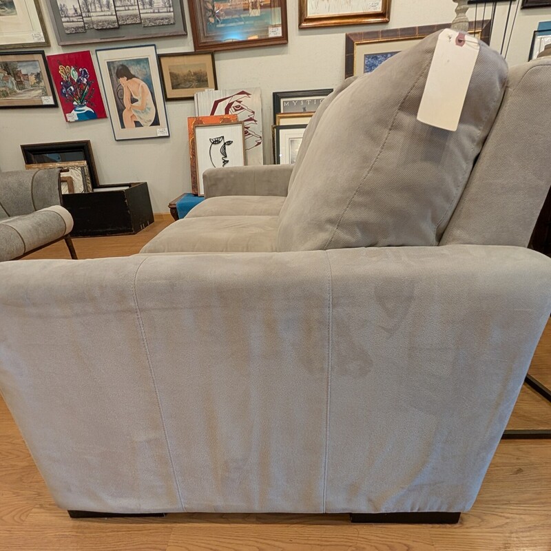 Room & Board Sleeper, Light Gray<br />
*AS IS* Could use a cleaning<br />
80 x 37 x 32h