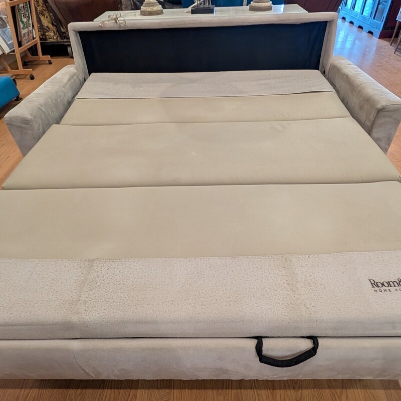 Room & Board Sleeper, Light Gray<br />
*AS IS* Could use a cleaning<br />
80 x 37 x 32h