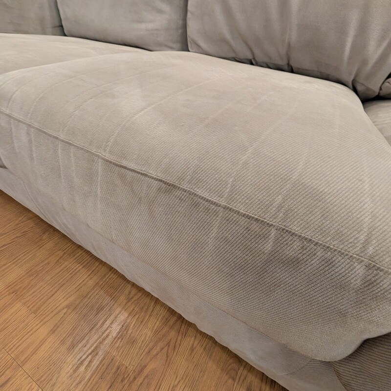 Room & Board Sleeper, Light Gray<br />
*AS IS* Could use a cleaning<br />
80 x 37 x 32h