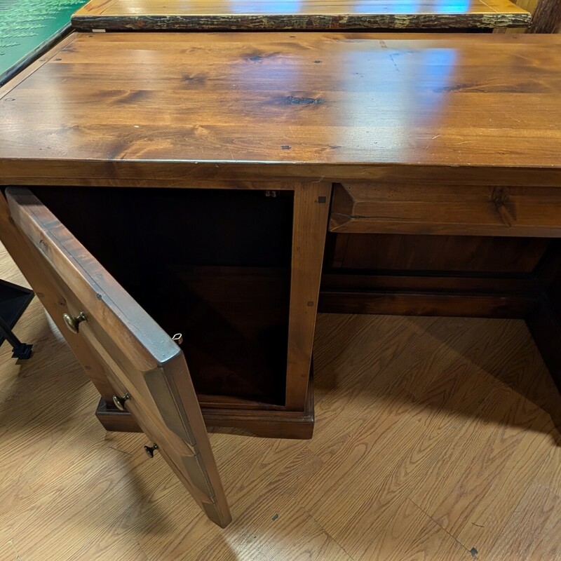 Executive 4 Drawer, Medium Stain, Door<br />
72w x 22d