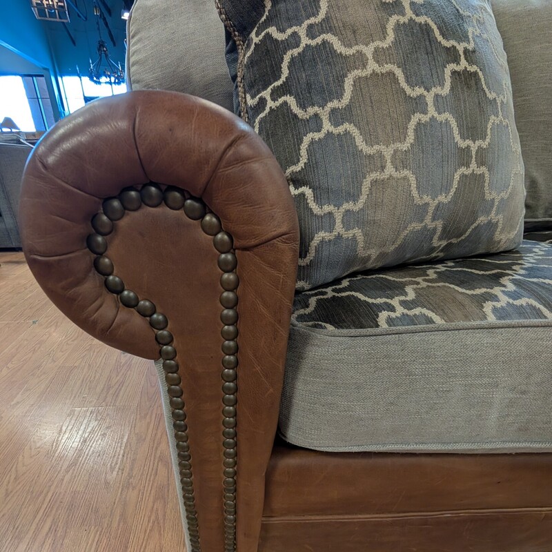 King Hickory Sectional, Fabric and Leather<br />
112 x 92 x 36d x 36h