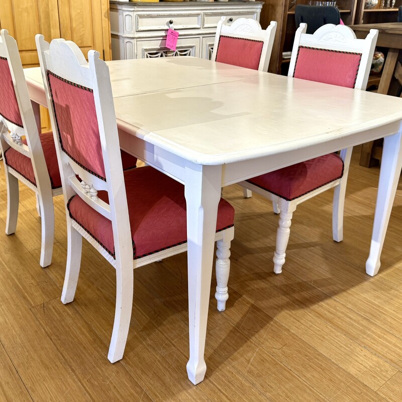 Vintage Table & 4 Chairs, Universal Furniture,
12 Self Storing Butterfly Leaf,
Size: 42x60x30 (without leaf)