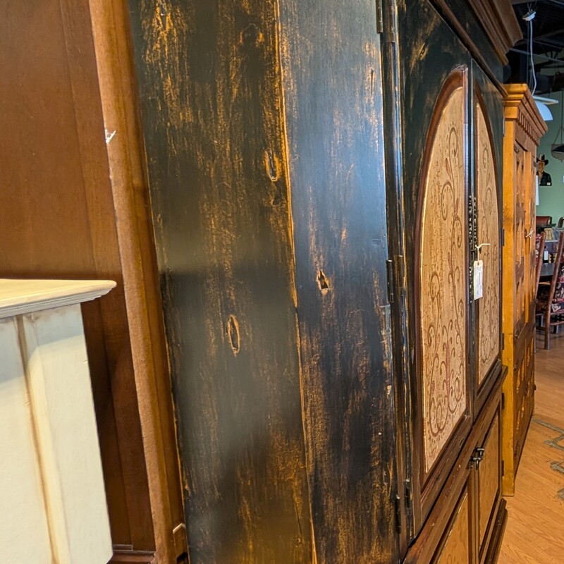 Painted W/Hinged Doors, TwoTone, 2 Door<br />
66 x 15 x 85.5h