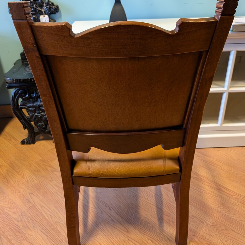 South Cone Desk Chair<br />
24 x 21 x 41h<br />
Seat Height 19in