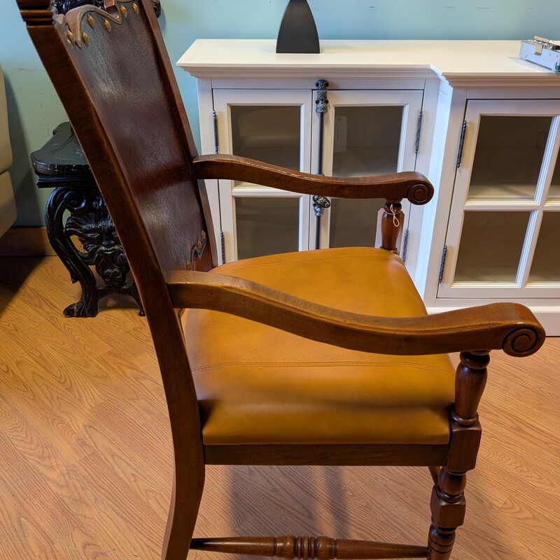 South Cone Desk Chair<br />
24 x 21 x 41h<br />
Seat Height 19in