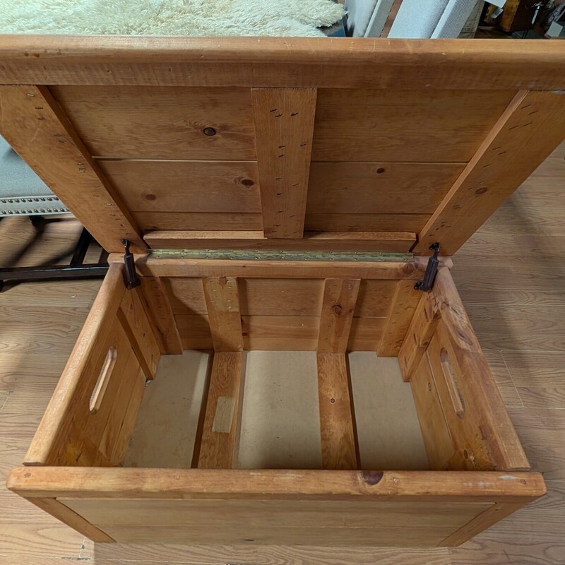 Vintage Pine Trunk, Light Stain, Storage<br />
34 x 21.5 x 17.5h