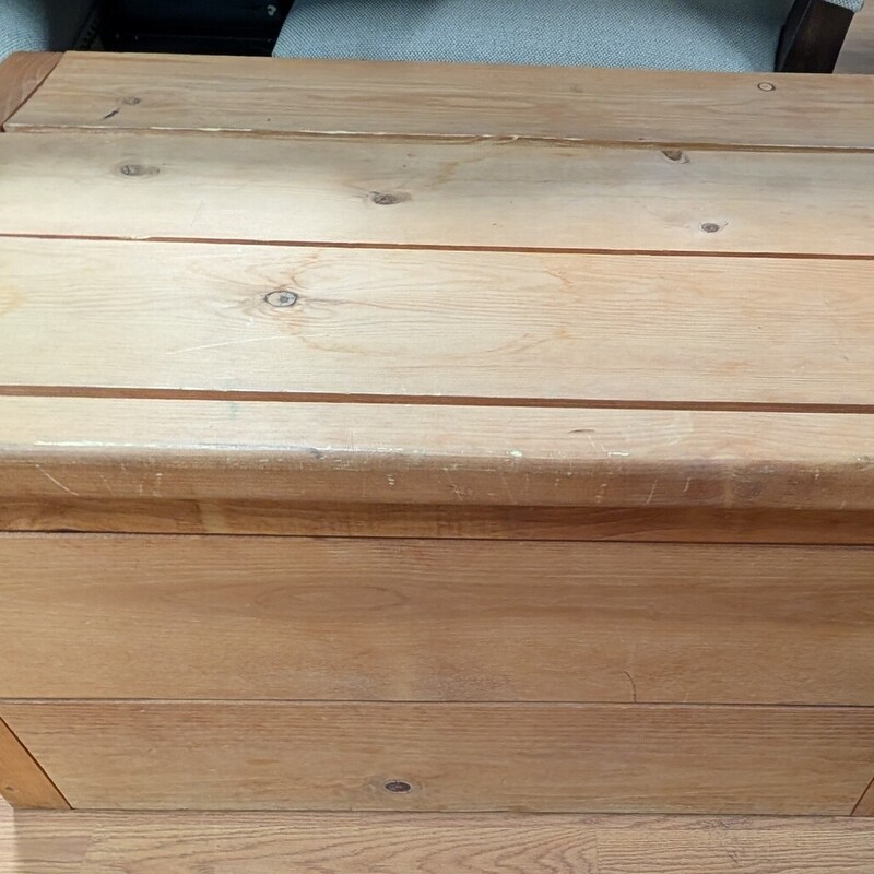 Vintage Pine Trunk, Light Stain, Storage
34 x 21.5 x 17.5h