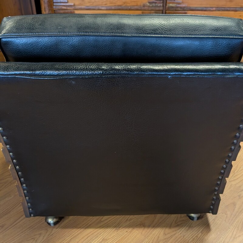 Ranch Oak Vintage Brandt Armchair, Black, Wheels<br />
32 x 32 x 28h