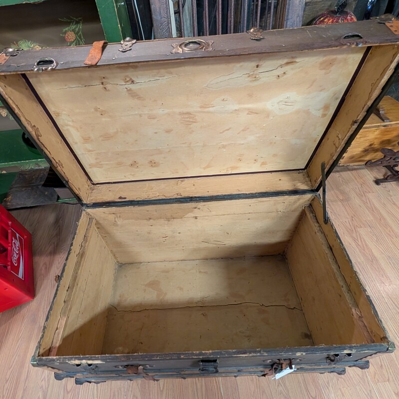 Vintage Wood Trunk,<br />
36 x 21 x 24h