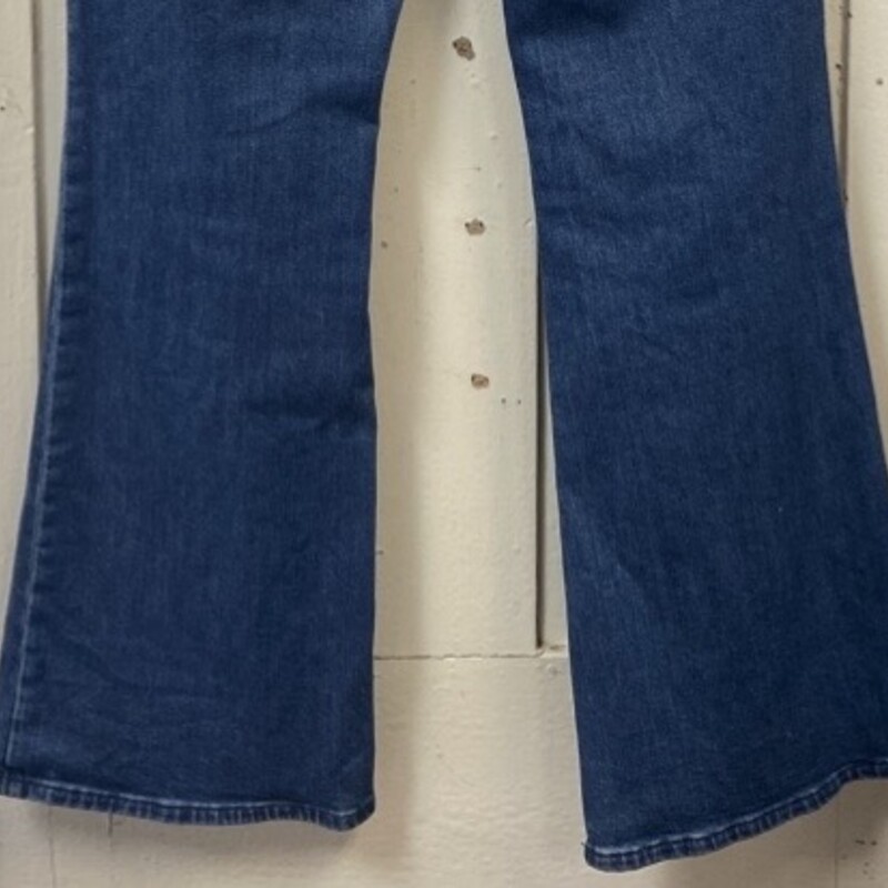 Den Bttn Pcket Flare Jean<br />
Blue<br />
Size: 10 R$89