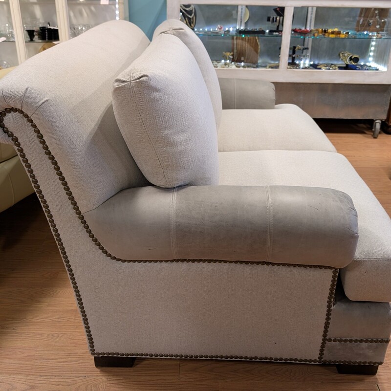 King Hickory Leather & Fabric, Studs, 2 Tone Gray
Lovely and Comfy
69 x 48 x 38h