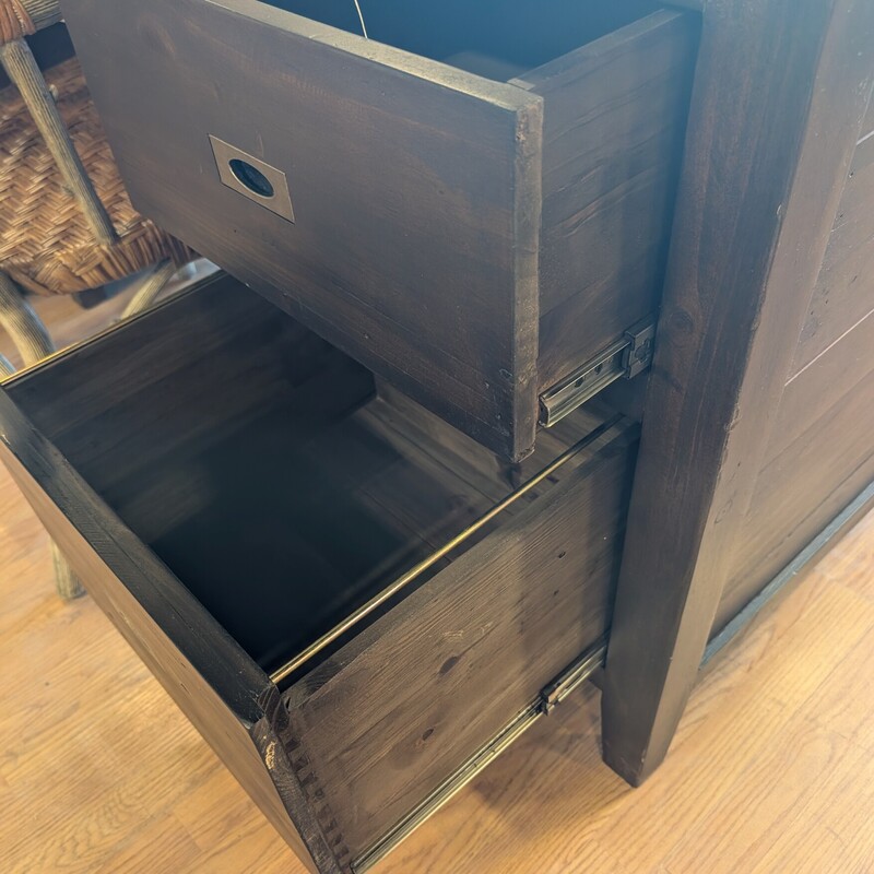 Crate & Barrel Morris Executive Desk, 2Pullout, 4 Drawer, Leather Top<br />
72 x 31 x 31h