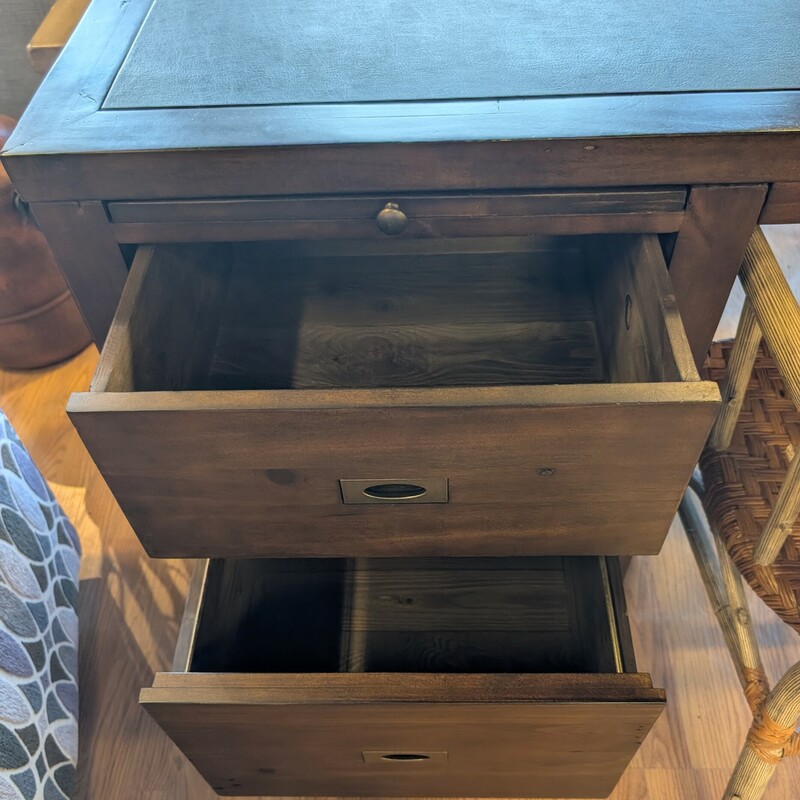 Crate & Barrel Morris Executive Desk, 2Pullout, 4 Drawer, Leather Top<br />
72 x 31 x 31h