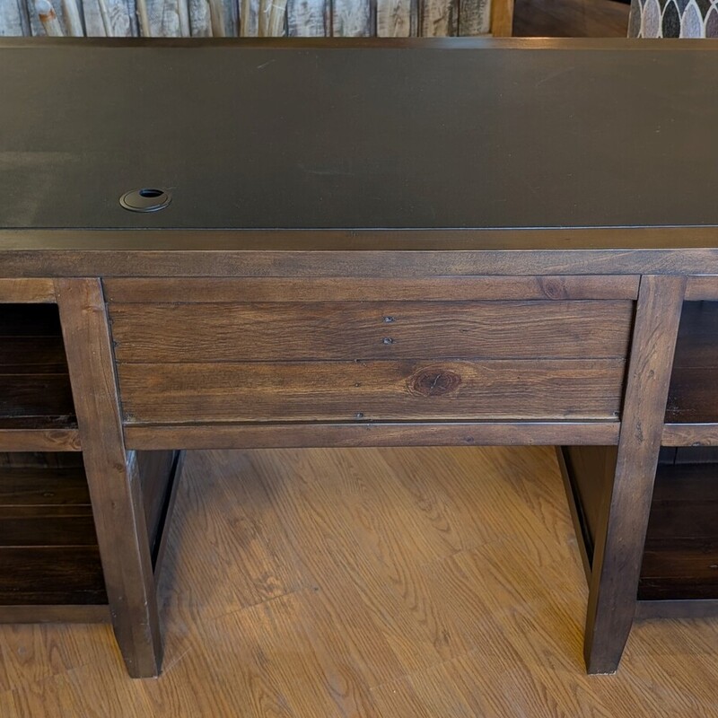 Crate & Barrel Morris Executive Desk, 2Pullout, 4 Drawer, Leather Top<br />
72 x 31 x 31h