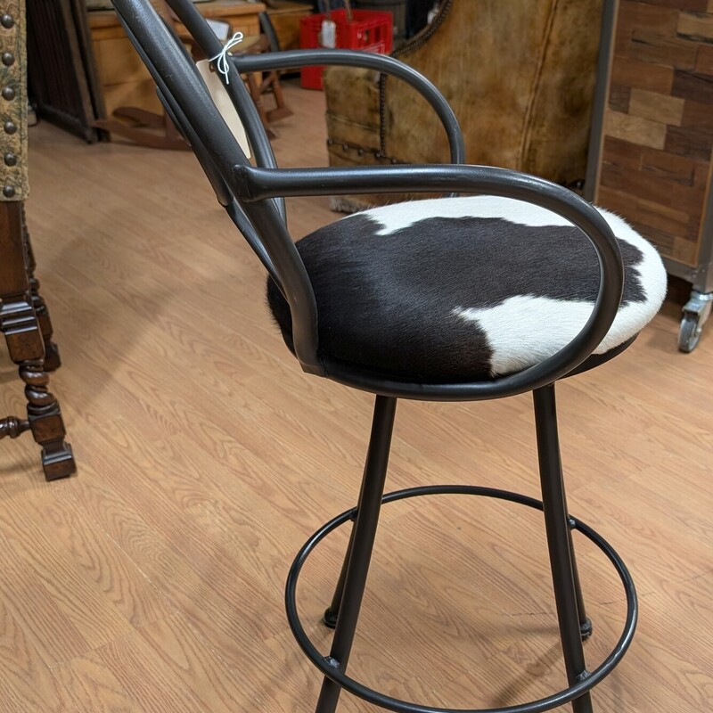 Metal W/Cow Hide Counter Stool, Black/White<br />
21 x 21 x 39<br />
Seat Height 26h