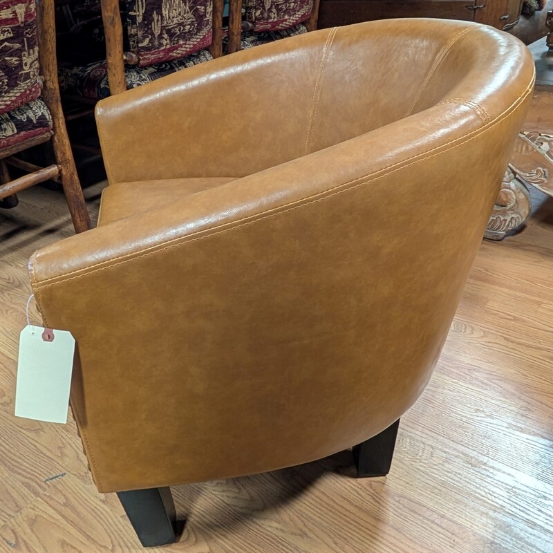 Alton Barrel Chair, Tan, Studded
29 x 27 x 27h
Seat 19d Seat 16h