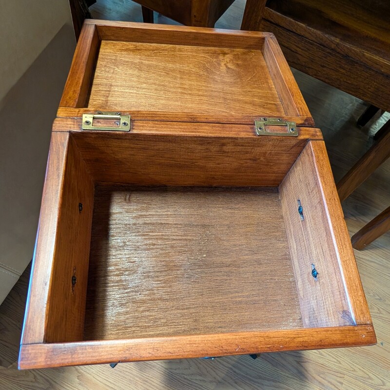 Cigar Humidor On Stand<br />
13 x 11 x 21.5h