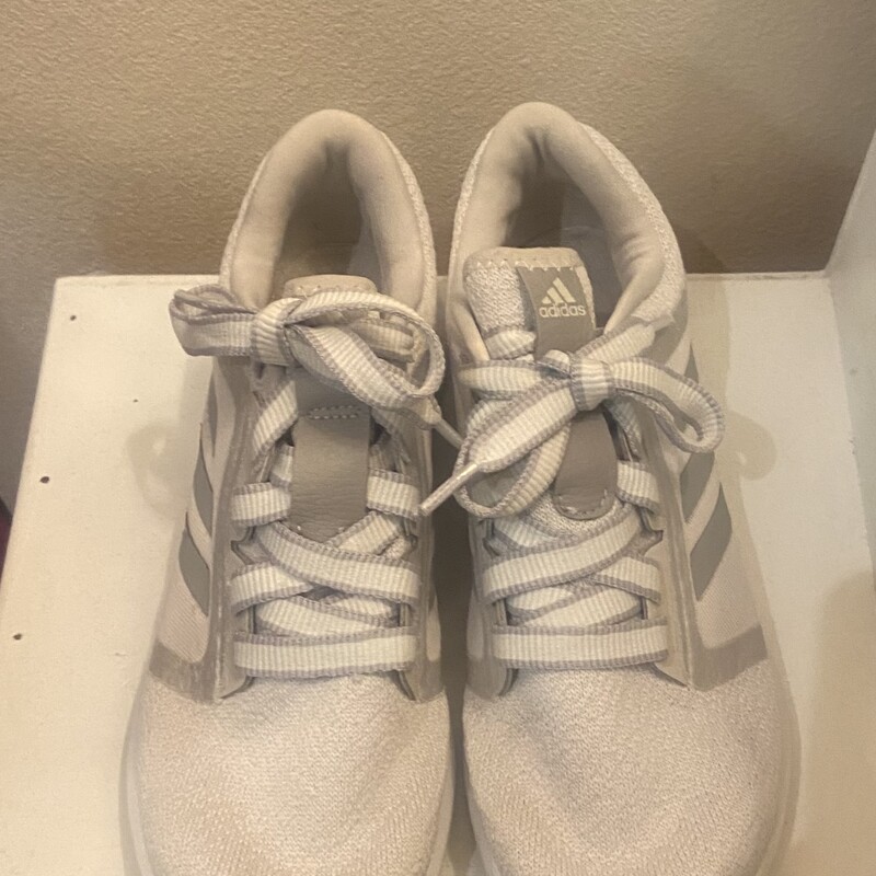 EUC Wt/Gry Run Shoe<br />
Wht/Gry<br />
Size: 9.5 R $90