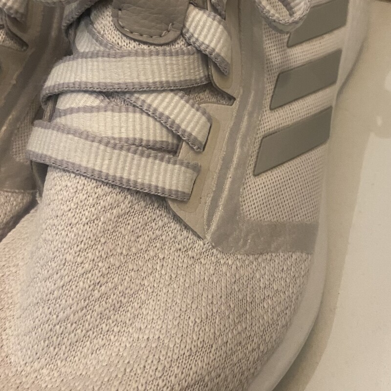 EUC Wt/Gry Run Shoe<br />
Wht/Gry<br />
Size: 9.5 R $90