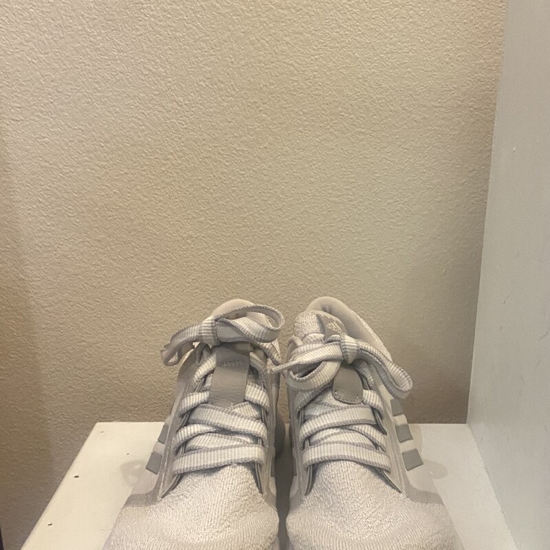 EUC Wt/Gry Run Shoe<br />
Wht/Gry<br />
Size: 9.5 R $90