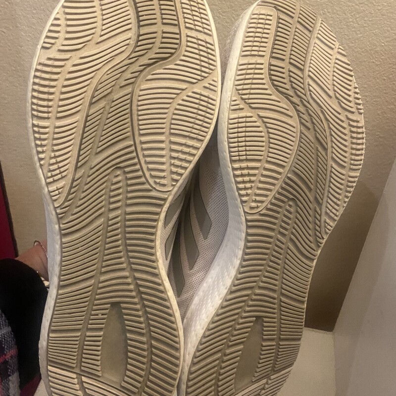 EUC Wt/Gry Run Shoe<br />
Wht/Gry<br />
Size: 9.5 R $90