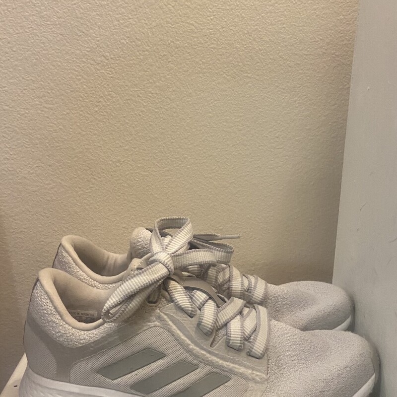 EUC Wt/Gry Run Shoe<br />
Wht/Gry<br />
Size: 9.5 R $90