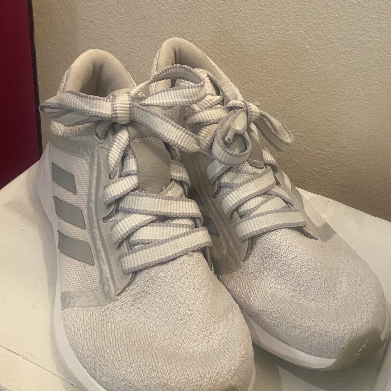 EUC Wt/Gry Run Shoe<br />
Wht/Gry<br />
Size: 9.5 R $90