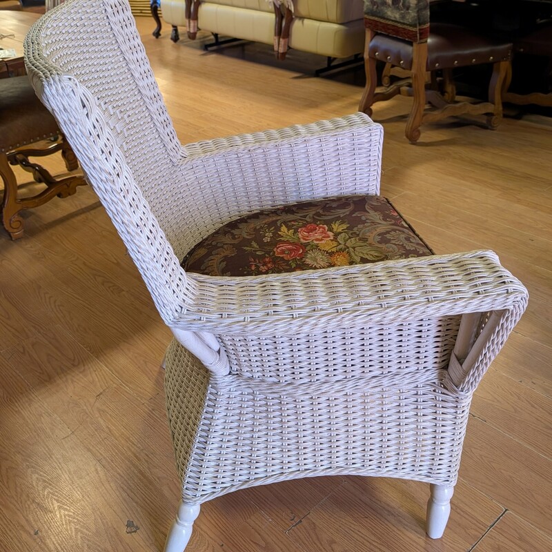 Classic Wicker Arm Chair, White, Cushion<br />
33 x 24 x 40h