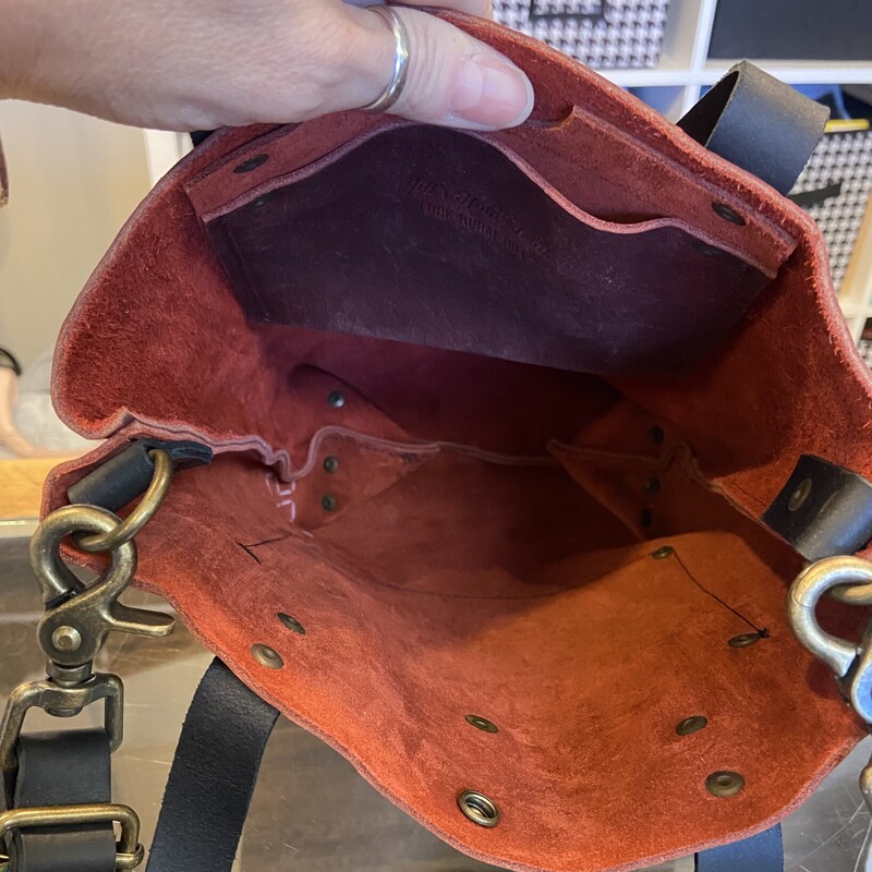 NEW Rddish Lther Purse<br />
Red<br />
Size: R $249