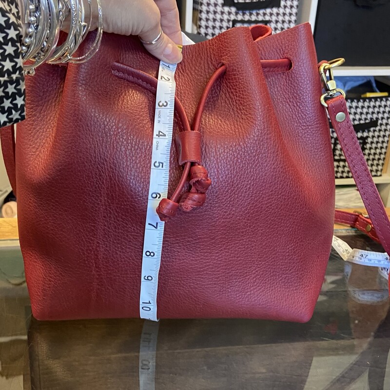 Rd Lther Cinch Purse<br />
Red<br />
Size: Purse
