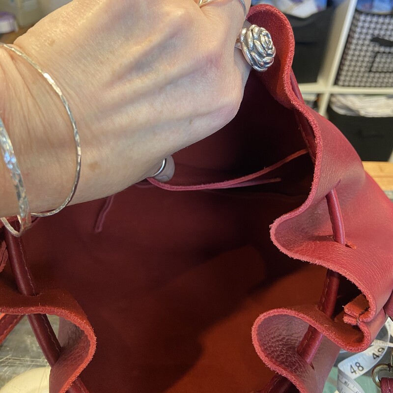 Rd Lther Cinch Purse<br />
Red<br />
Size: Purse