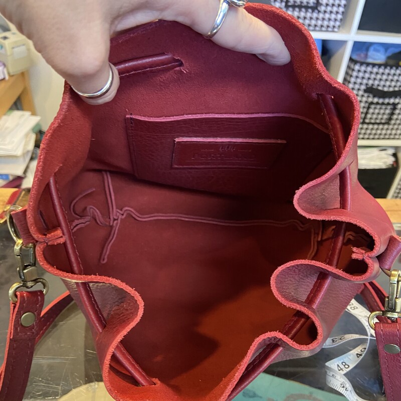 Rd Lther Cinch Purse<br />
Red<br />
Size: Purse