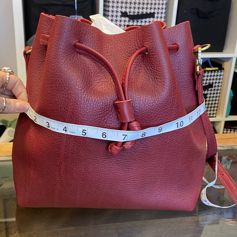 Rd Lther Cinch Purse<br />
Red<br />
Size: Purse