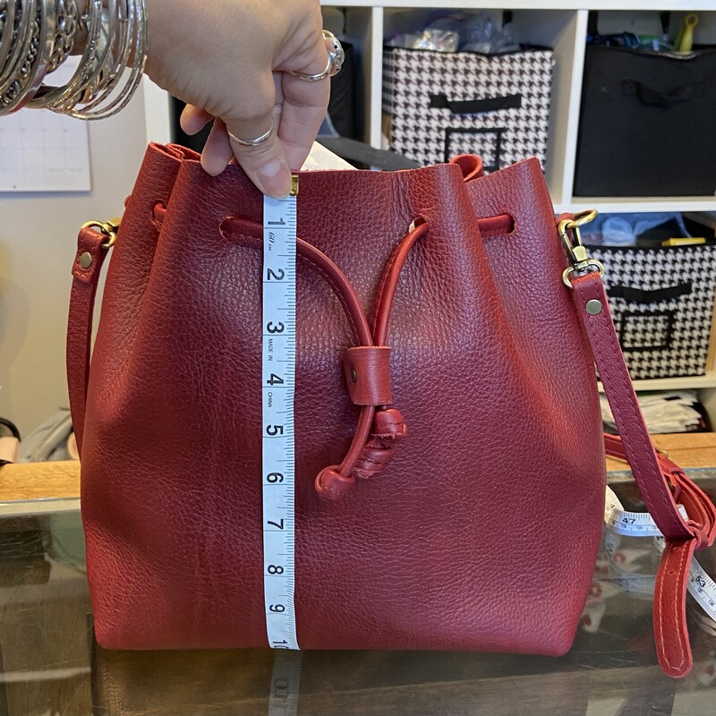 Rd Lther Cinch Purse<br />
Red<br />
Size: Purse