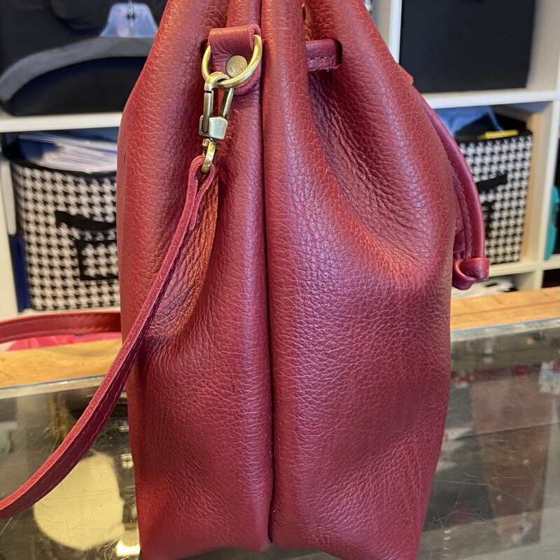 Rd Lther Cinch Purse<br />
Red<br />
Size: Purse