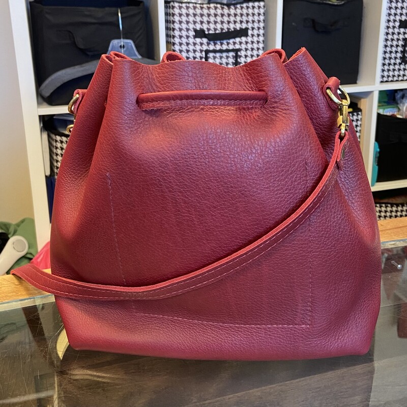 Rd Lther Cinch Purse<br />
Red<br />
Size: Purse