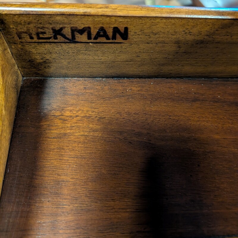 Hekman Side Star Inlay, Dark Stain, Drawer<br />
26 x 26 x 28h
