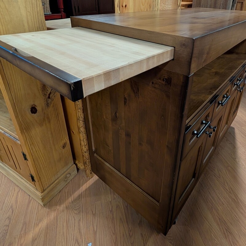Double Sided Island on Wheels, Draw/cab, 2 Pull Out Cutting Boards<br />
54 x 24 x 44.25h